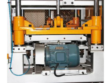 Machine de fabrication de parpaings QF700