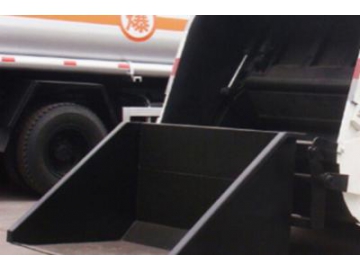 Camion compacteur de déchets à chargement arrière