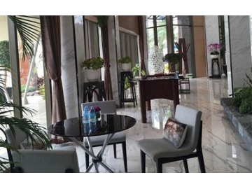 Carrelage imitation marbre dans un appartement de luxe, Cambodge