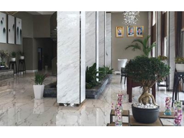 Carrelage imitation marbre dans un appartement de luxe, Cambodge
