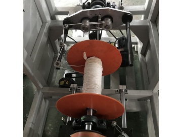 Machine de fabrication de cordes en papier torsadé