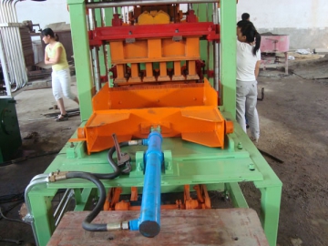 Machine de fabrication de parpaing QT4-15B