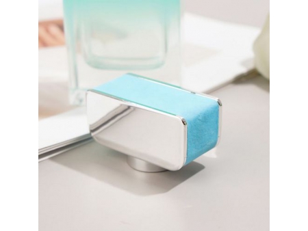 Flacon de parfum rectangulaire bleu et vert