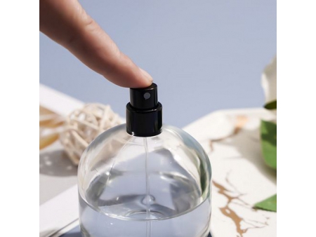 Flacon de parfum ovale dépoli et transparent