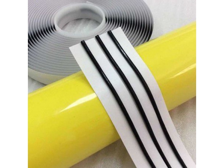 Machine d'enduction par extrusion de bandes d'étanchéité en butyle