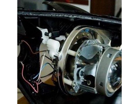 Machine d'enduction par extrusion de bandes d'étanchéité en butyle