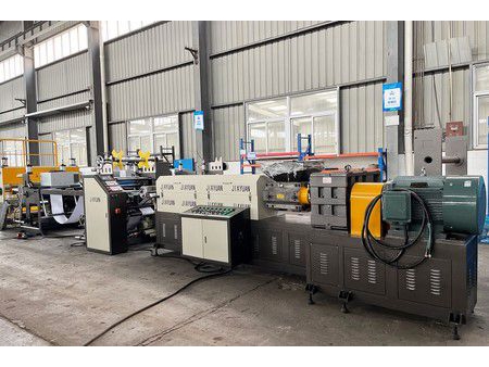 Machine d'enduction par extrusion de feuilles insonorisantes en butyle