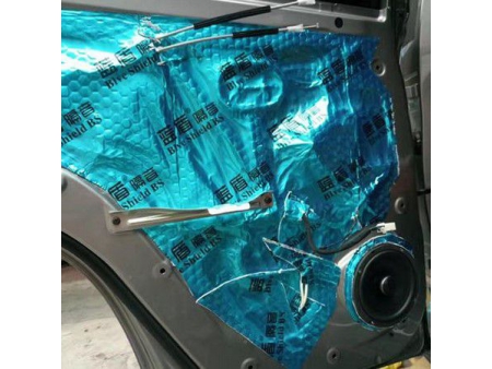 Machine d'enduction par extrusion de feuilles insonorisantes en butyle