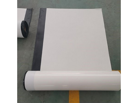 Ligne de production de membranes d'étanchéité auto-adhésives en polymère