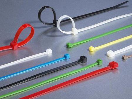 Attache-câble en nylon / Attache pour câbles en nylon / Collier de serrage