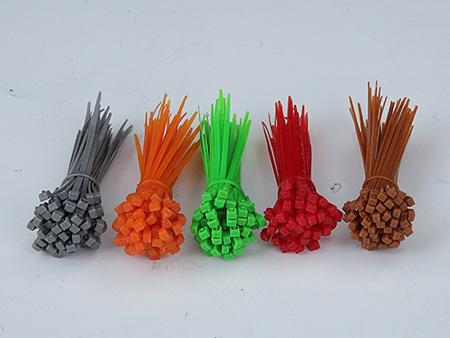 Attache-câble en nylon / Attache pour câbles en nylon / Collier de serrage