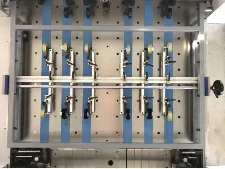 Machine de découpe et rainage automatique à plat / Découpeuse raineuse à plat automatique