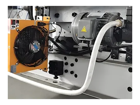 Machine de découpe et rainage automatique à plat avec unité de dénudage