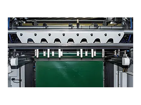 Machine de découpe et rainage automatique à plat avec unité de dénudage