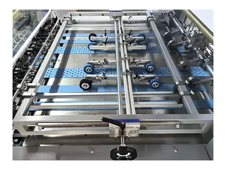 Machine de découpe et rainage automatique à plat avec unité de dénudage