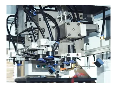 Machine de découpe et rainage automatique à plat avec unité de dénudage