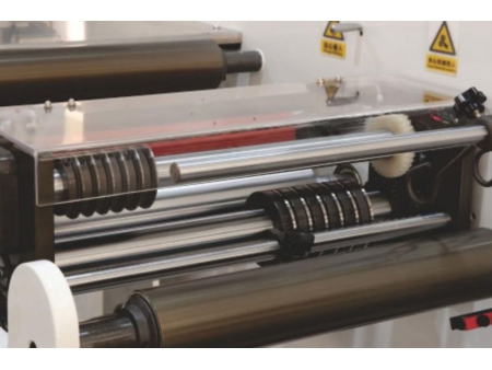 Machine automatique de refendage et de rembobinage à grande vitesse  (Modèle HSR‑370 – Refendeuse et rembobineuse d’étiquettes)