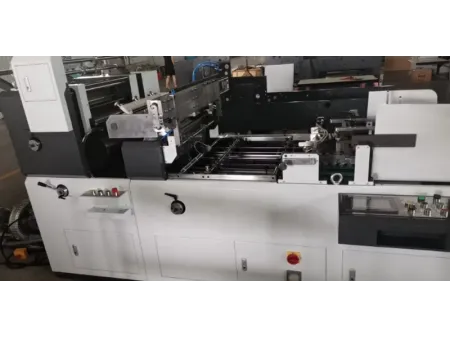 Machine à poser les fenêtres des cartons (Station Window Patcher)