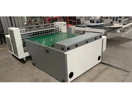 Machine à rainurer et refendre les cloisons