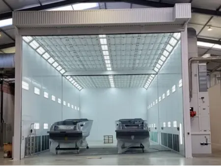 Cabine de peinture nautique