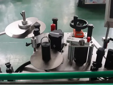 Étiqueteuse automatique de bouteilles rondes