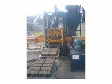 Machine de fabrication de blocs en béton QF400