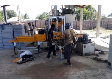 Machine de fabrication de blocs en béton QF400