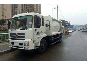 Camion compacteur de déchets à chargement arrière