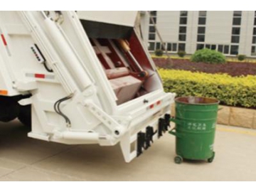 Camion compacteur de déchets à chargement arrière