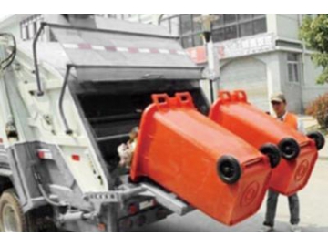 Camion compacteur de déchets à chargement arrière