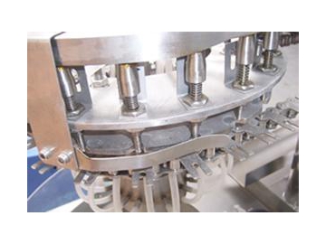 Machine de remplissage et de bouchage de sucette gélifiée/glace automatique