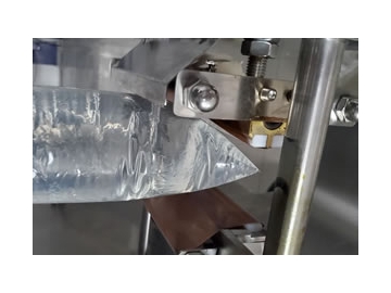 Remplisseuse scelleuse automatique pour liquide