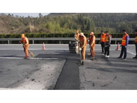 Camion d’entretien routier - Réparation infrarouge du pavage d'asphalte