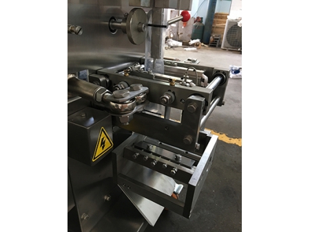 Ensacheuse verticale Flow pack avec doseuse à piston