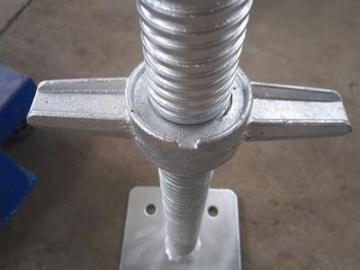 Socle d'échafaudage ajustable