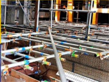 Système de tubes & attaches pour échafaudage