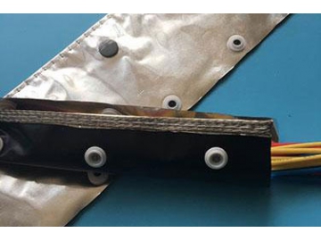 Gaine pour câble avec blindage par feuille fermée par bouton