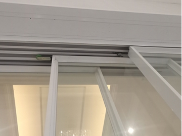 Porte coulissante en aluminium, avec cadre en aluminium étroit