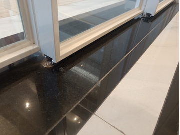 Porte coulissante en aluminium, avec cadre en aluminium étroit