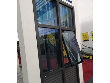 Vitrine de magasin avec volets