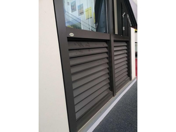 Vitrine de magasin avec volets