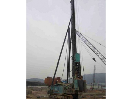 Sonnette de battage hydraulique, sur chenilles