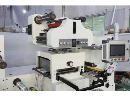 Machine de finition d'étiquettes / Finisseuse d'étiquettes