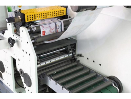 Machine de finition d'étiquettes / Finisseuse d'étiquettes