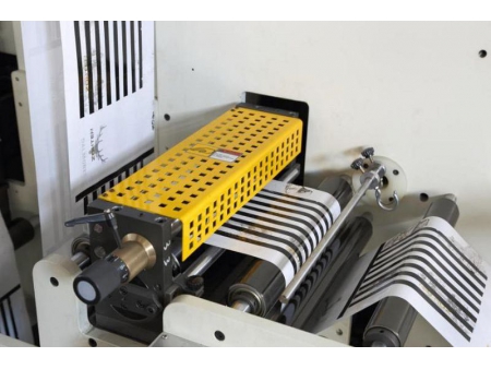 Machine de finition d'étiquettes / Finisseuse d'étiquettes