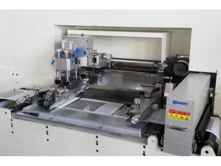 Machine de finition d'étiquettes / Finisseuse d'étiquettes
