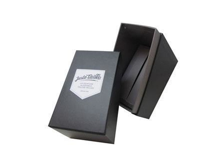 Boîte à vêtements, Boîte en carton rigide
