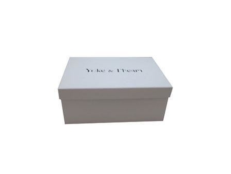 Boîte à vêtements, Boîte en carton rigide