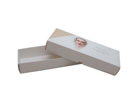 Boîte à vêtements, Boîte en carton rigide