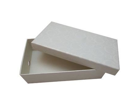 Boîte à vêtements, Boîte en carton rigide